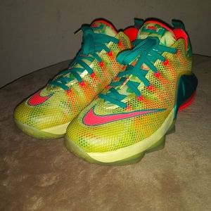 VNDS PAIR OF LeBRONOLDS 12s Sz.7=8.5W